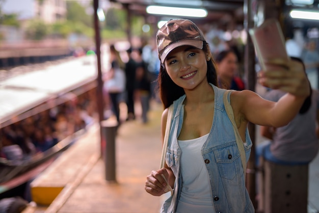 Jonge mooie Aziatische toeristenvrouw die de stad onderzoeken