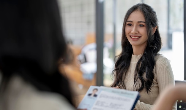 Jonge mooie Aziatische vrouw doet een sollicitatiegesprek