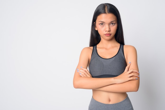 jonge mooie Aziatische vrouw klaar voor gym