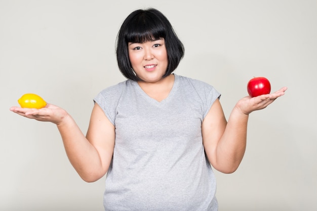 jonge mooie Aziatische vrouw met kort haar op wit