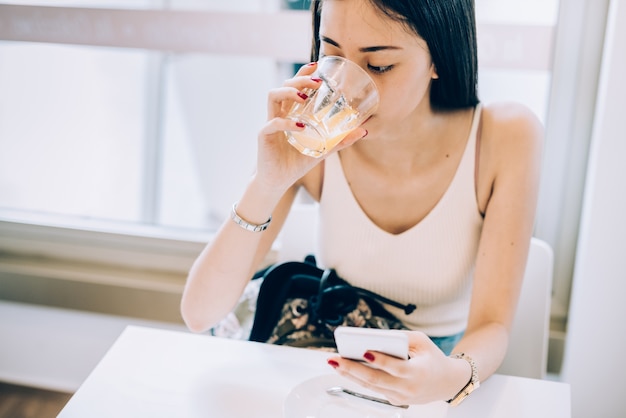 Jonge mooie aziatische vrouw