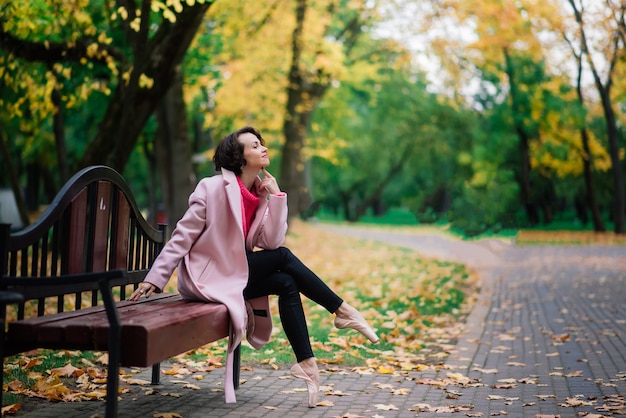 Jonge mooie ballerina in de herfst park