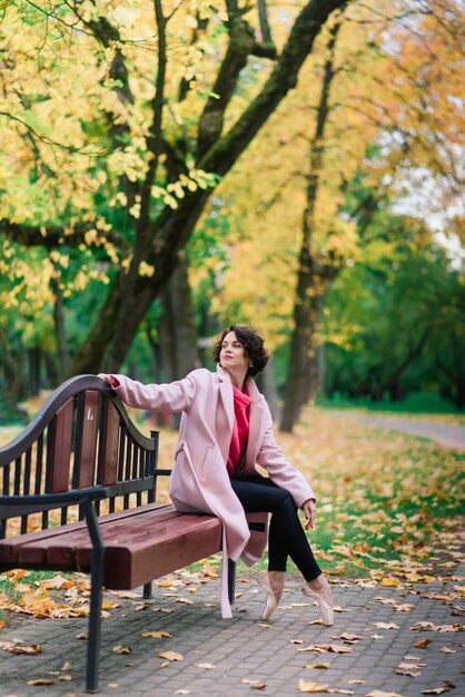 Jonge mooie ballerina in de herfst park