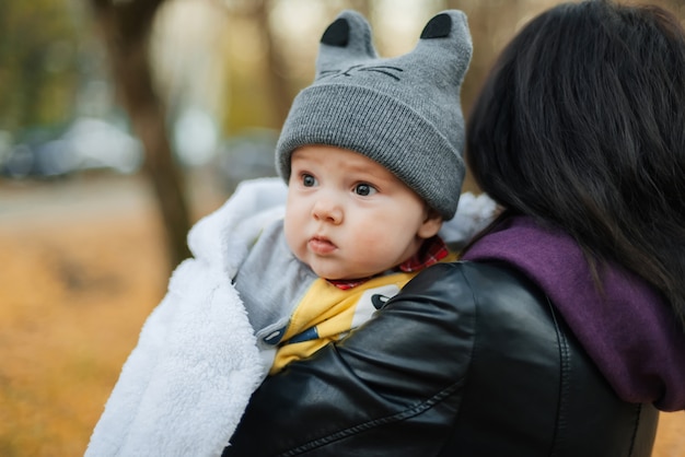 Jonge mooie blanke meisje moeder houdt haar zoontje babyjongen