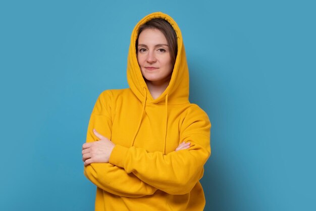 Jonge mooie blanke vrouw die lacht naar de camera studio opname op blauwe muur