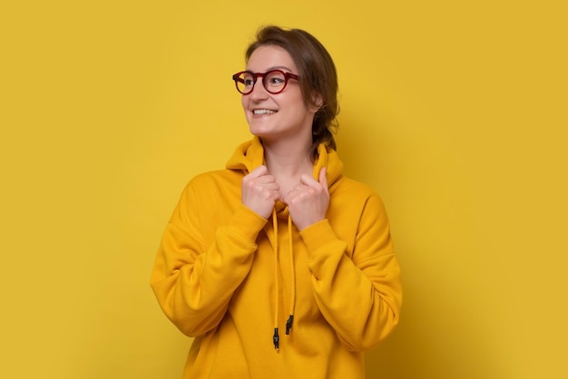 Jonge mooie blanke vrouw die lacht naar de camera Studio opname op gele muur