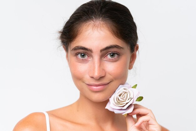 Jonge mooie blanke vrouw geïsoleerd op witte achtergrond met bloemen in handen Close Up portret