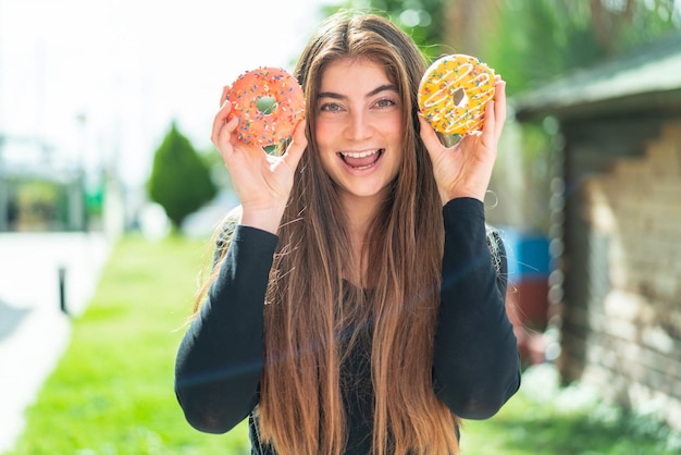 Jonge mooie blanke vrouw met donuts.