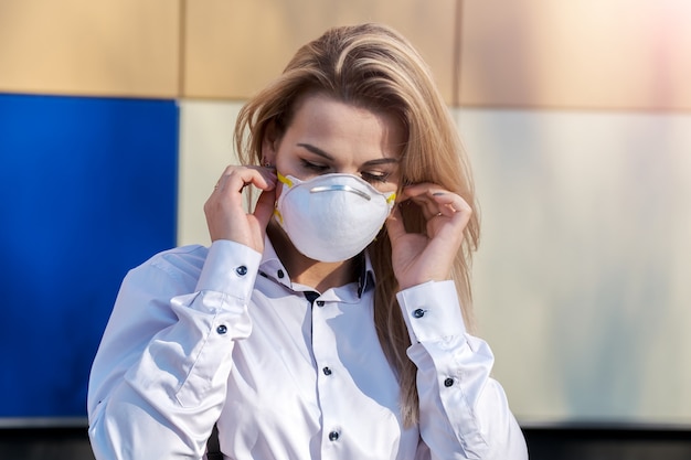 Jonge mooie blonde blanke vrouw in een beschermend masker