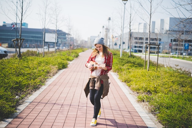 jonge mooie blonde hipster vrouw