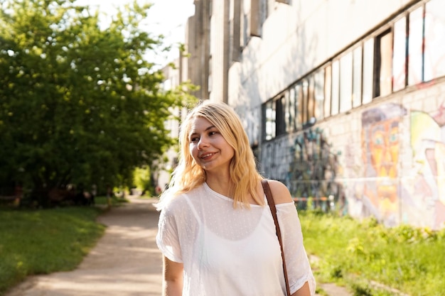 Jonge mooie blonde op straat van stedelijke kunstruimte