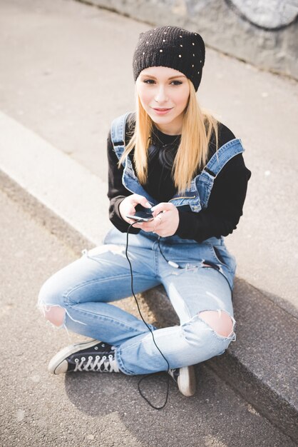 Foto jonge mooie blonde rechte haarvrouw in de stad