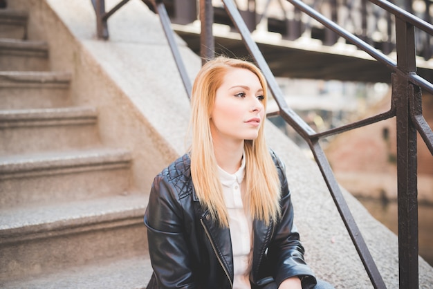 jonge mooie blonde steil haar vrouw