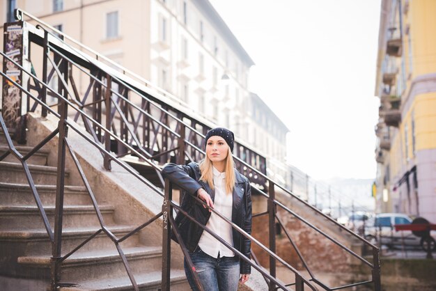 jonge mooie blonde steil haar vrouw