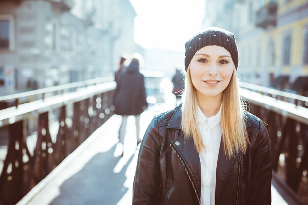 jonge mooie blonde steil haar vrouw