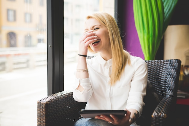 jonge mooie blonde steil haar vrouw