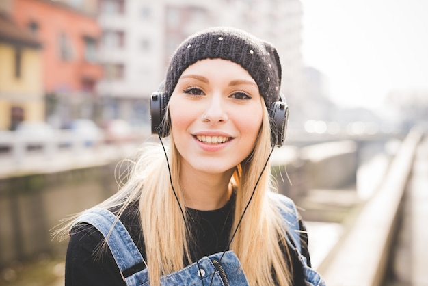 jonge mooie blonde steil haar vrouw