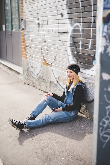 jonge mooie blonde steil haar vrouw