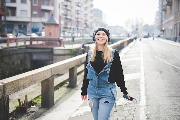 jonge mooie blonde steil haar vrouw