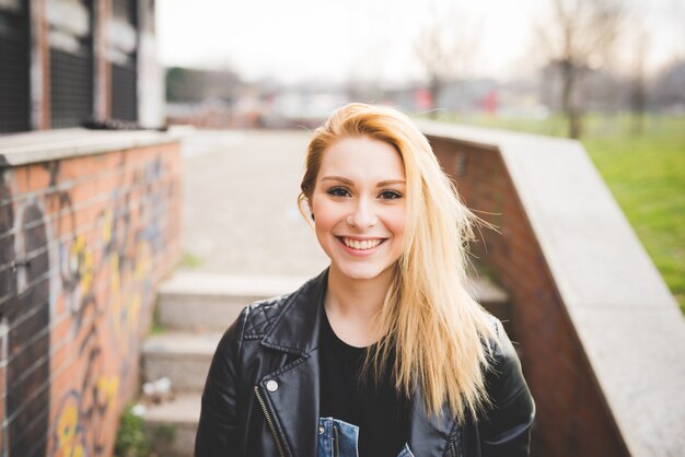 jonge mooie blonde steil haar vrouw