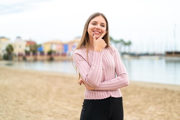 Jonge mooie blonde vrouw die lacht