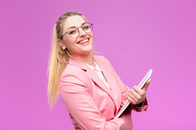 Jonge mooie blonde vrouw met boeken