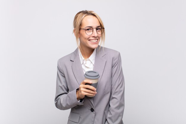 Jonge mooie blonde vrouw met een afhaalkoffie