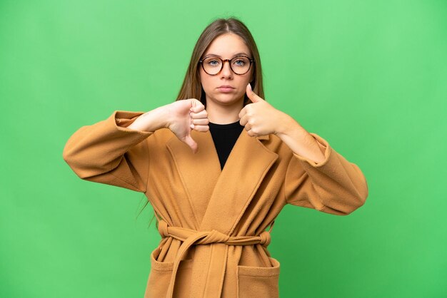 Foto jonge mooie blonde vrouw over een geïsoleerde achtergrond