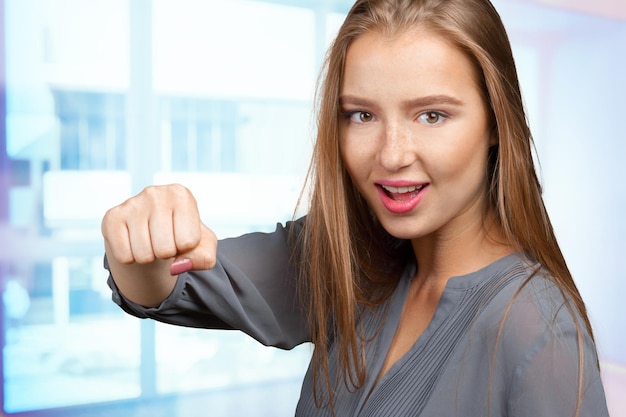 Jonge mooie boze vrouw klaar om te vechten