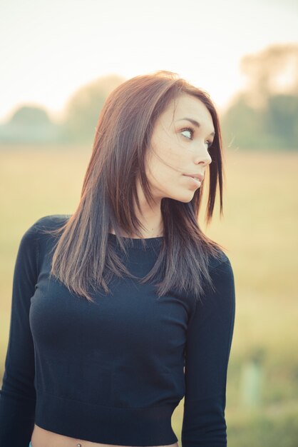 jonge mooie brunette steil haar vrouw