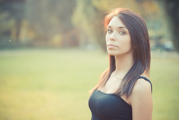 jonge mooie brunette steil haar vrouw