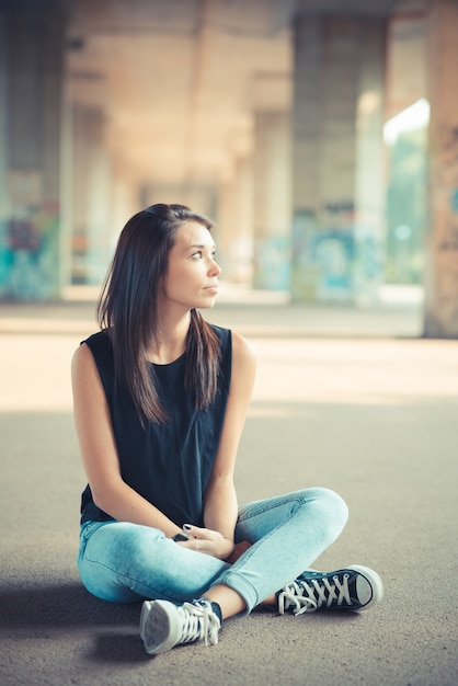 jonge mooie brunette steil haar vrouw