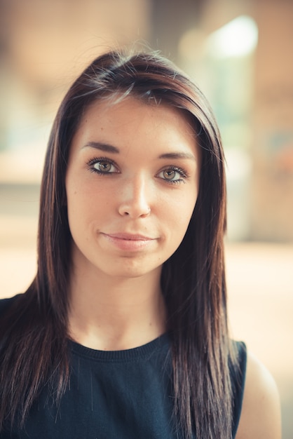 jonge mooie brunette steil haar vrouw