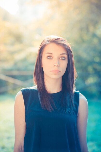 jonge mooie brunette steil haar vrouw