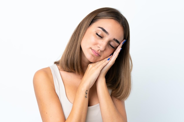 Jonge mooie brunette vrouw geïsoleerd op een witte achtergrond