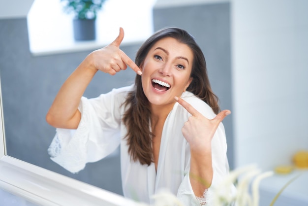 Jonge mooie brunette vrouw in de badkamer Foto van hoge kwaliteit