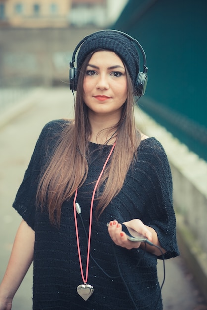 jonge mooie brunette vrouw meisje luisteren muziek koptelefoons