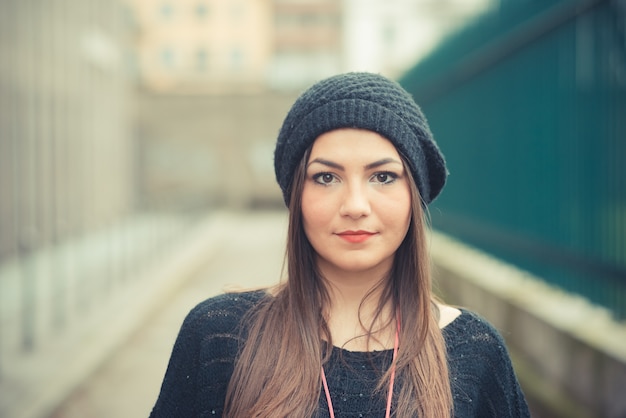 jonge mooie brunette vrouw meisje