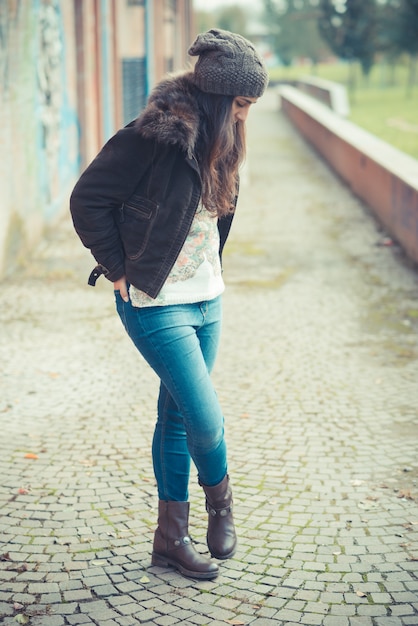 jonge mooie brunette vrouw