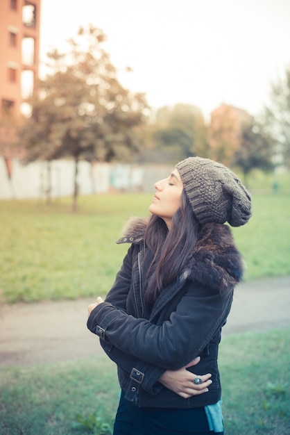 Foto jonge mooie brunette vrouw