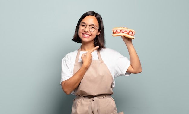 Jonge mooie chef-kokvrouw. snel voedselconcept