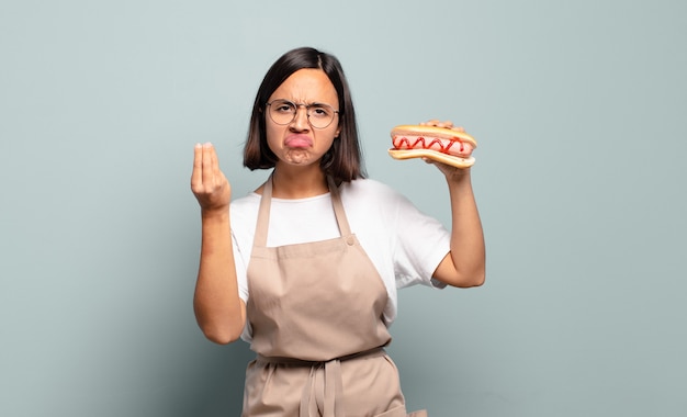 Jonge mooie chef-kokvrouw. snel voedselconcept