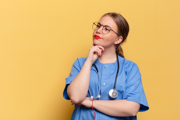 Jonge mooie dokter denken