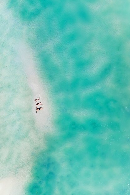 Jonge mooie familie met een kind op een tropisch eiland vakantie.mauritius.