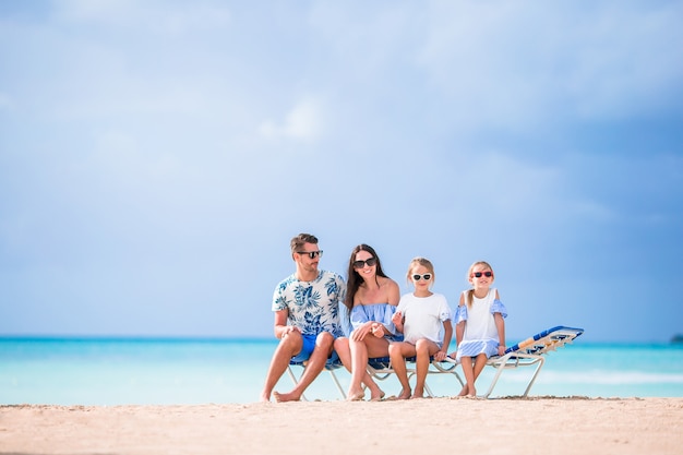 Jonge mooie familie op wit strand