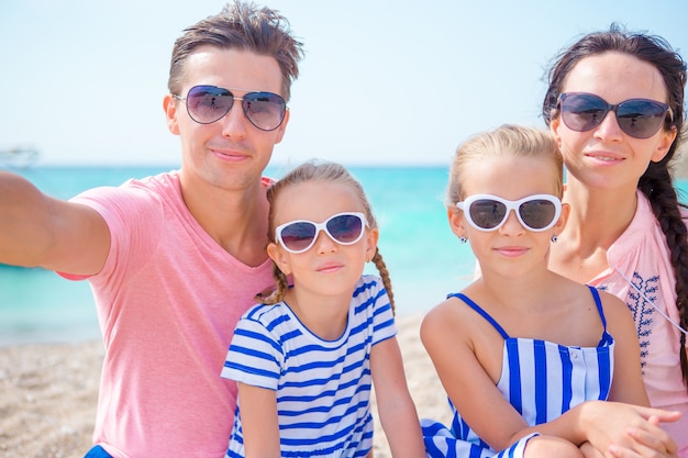 Jonge mooie familie selfie te nemen op het strand