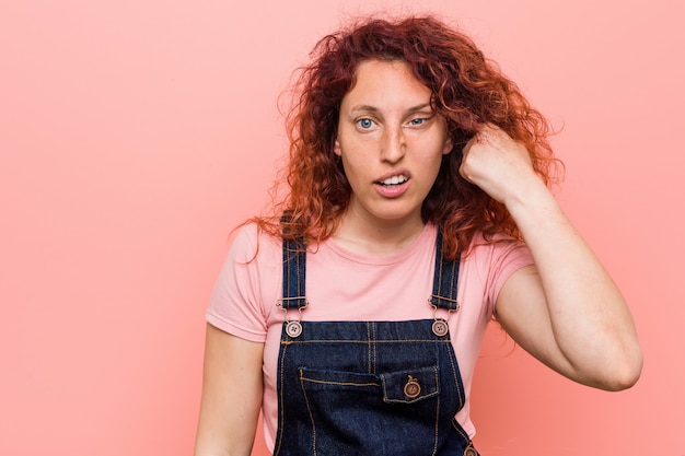 Jonge mooie gember roodharige vrouw met een teleurstelling gebaar met wijsvinger