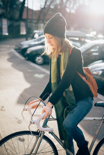 jonge mooie hipster sportieve blonde vrouw