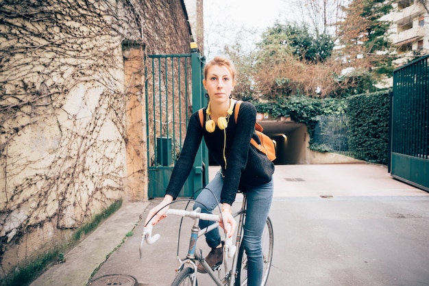 jonge mooie hipster sportieve blonde vrouw