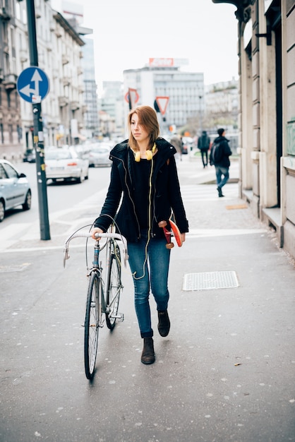 Foto jonge mooie hipster sportieve blonde vrouw